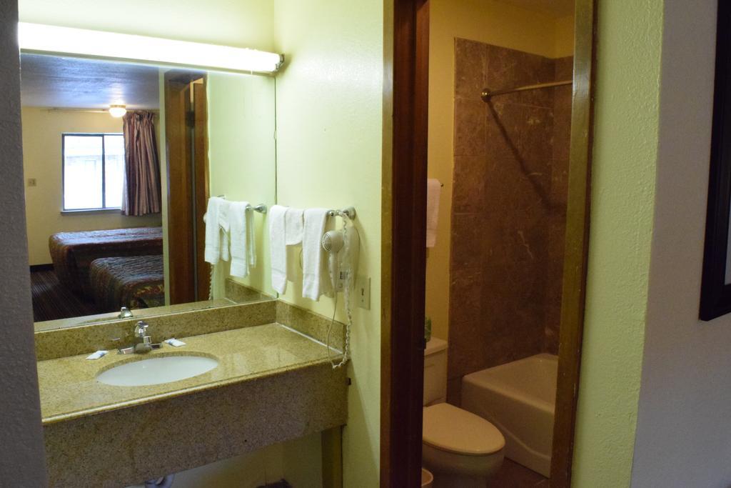 Executive Inn Odessa Room photo